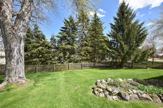 220 Judge DRIVE, Saukville, WI 53080