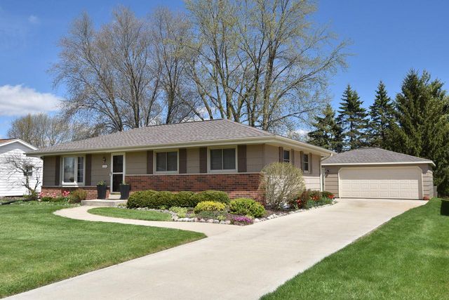 220 Judge DRIVE, Saukville, WI 53080
