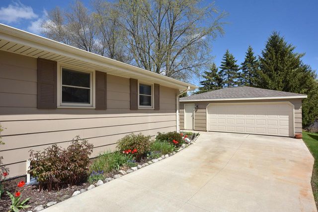 220 Judge DRIVE, Saukville, WI 53080