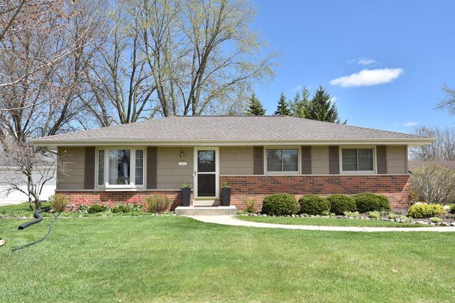 220 Judge DRIVE, Saukville, WI 53080