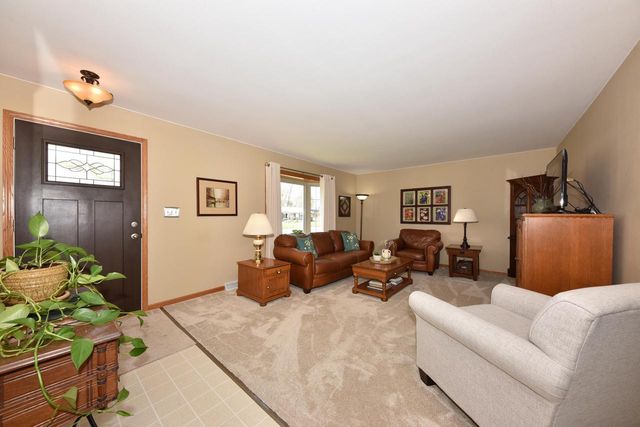 220 Judge DRIVE, Saukville, WI 53080