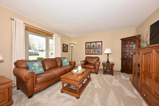 220 Judge DRIVE, Saukville, WI 53080