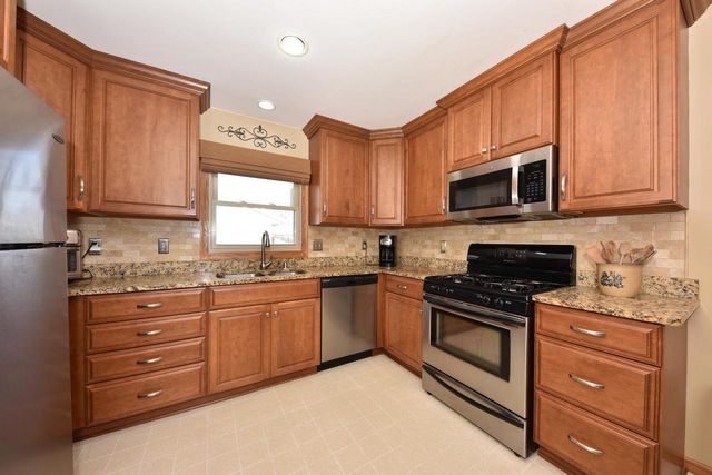 220 Judge DRIVE, Saukville, WI 53080