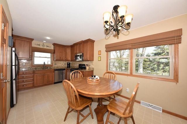 220 Judge DRIVE, Saukville, WI 53080