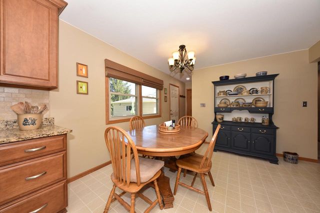 220 Judge DRIVE, Saukville, WI 53080