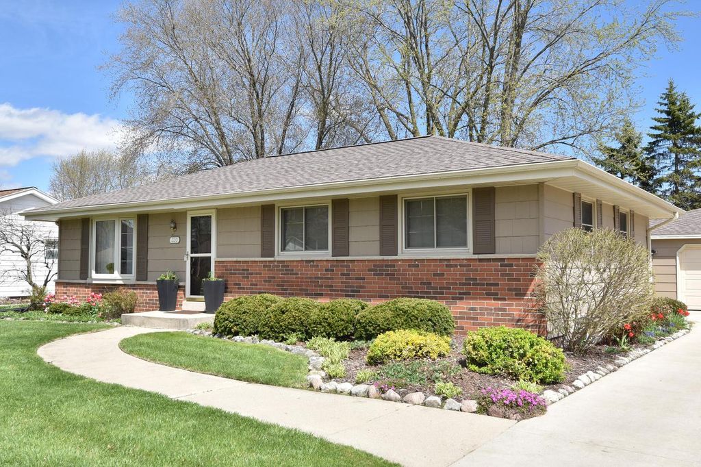 220 Judge DRIVE, Saukville, WI 53080