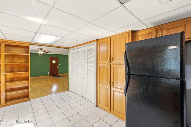 200 Castlerock Dr, Shepherdsville, KY 40165