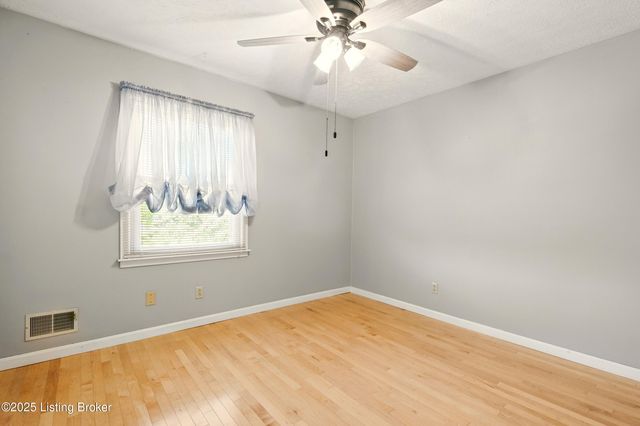 200 Castlerock Dr, Shepherdsville, KY 40165