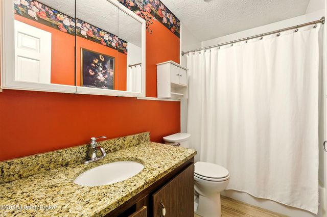 200 Castlerock Dr, Shepherdsville, KY 40165