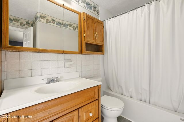 200 Castlerock Dr, Shepherdsville, KY 40165