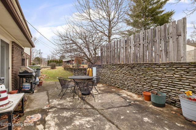 200 Castlerock Dr, Shepherdsville, KY 40165