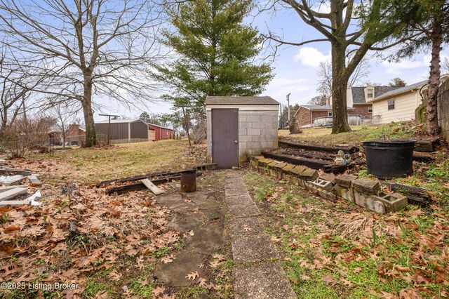 200 Castlerock Dr, Shepherdsville, KY 40165