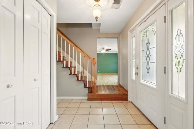 200 Castlerock Dr, Shepherdsville, KY 40165