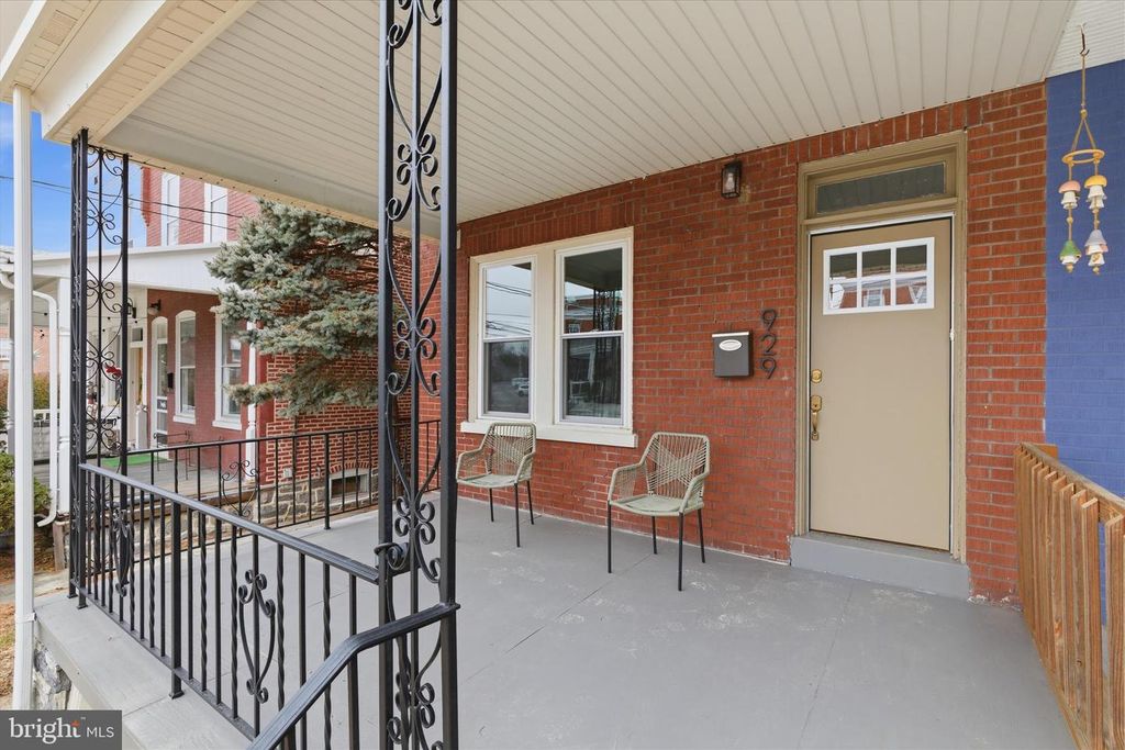 Image 4 of property listing at 929 EDGEWOOD AVE, Lancaster, PA 17603