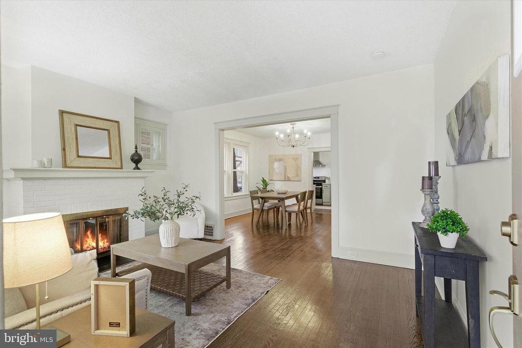 Image 5 of property listing at 929 EDGEWOOD AVE, Lancaster, PA 17603