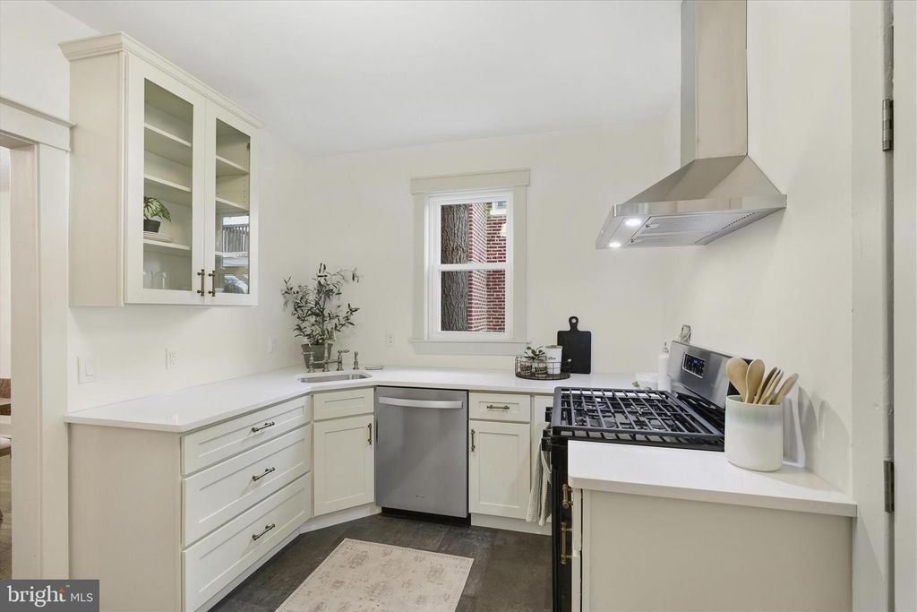 Image 12 of property listing at 929 EDGEWOOD AVE, Lancaster, PA 17603