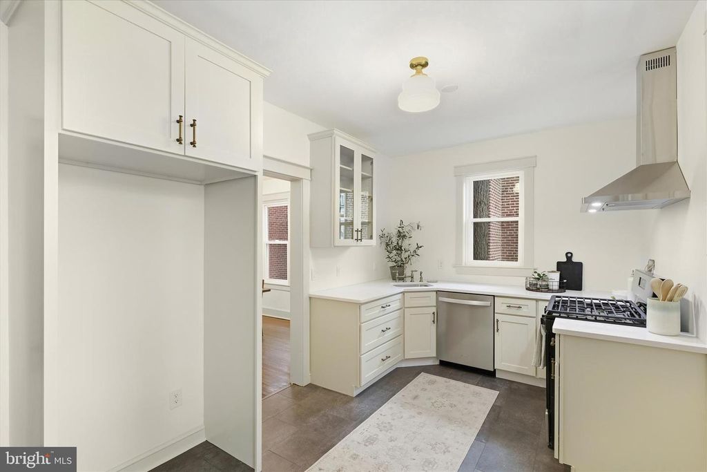 Image 13 of property listing at 929 EDGEWOOD AVE, Lancaster, PA 17603