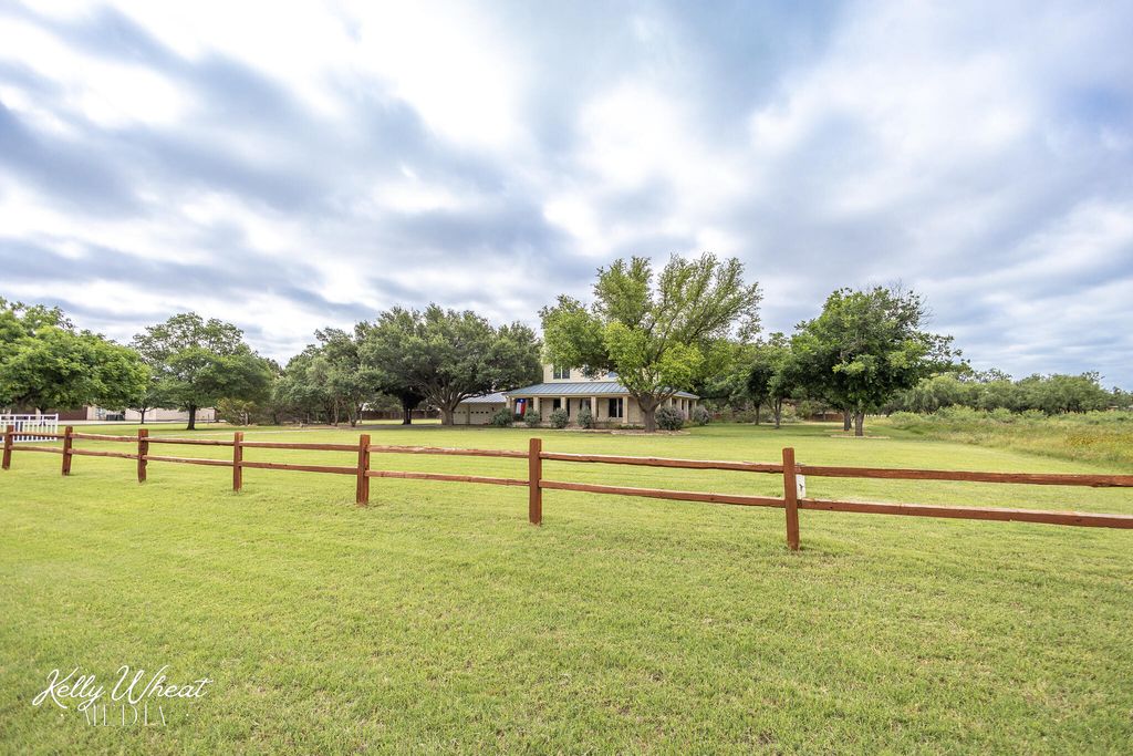 Image 8 of property listing at 1517 Darlene Street, San Angelo, TX 76904