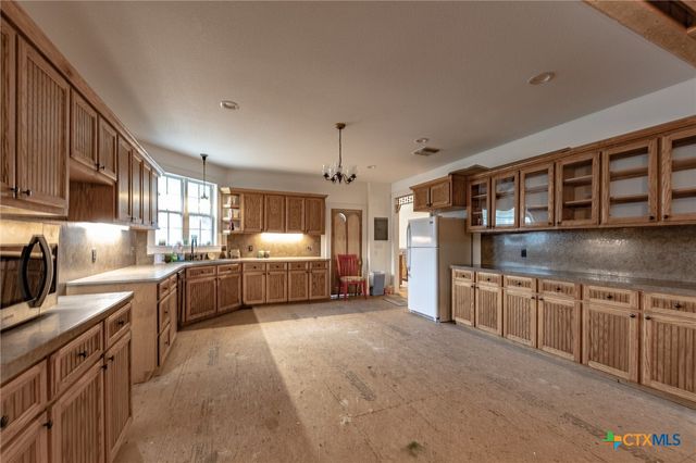 204 Avenue F, Shiner, TX 77984