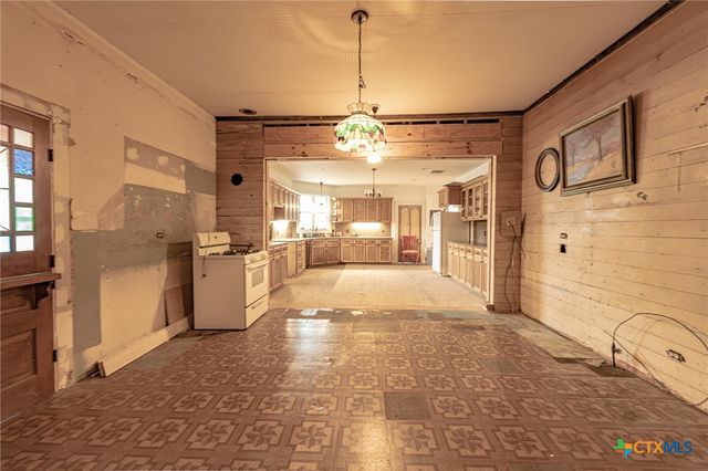 204 Avenue F, Shiner, TX 77984