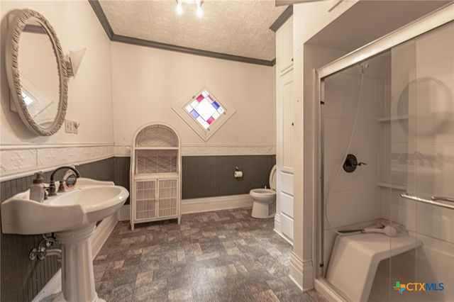 204 Avenue F, Shiner, TX 77984