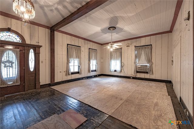 204 Avenue F, Shiner, TX 77984