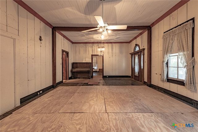 204 Avenue F, Shiner, TX 77984