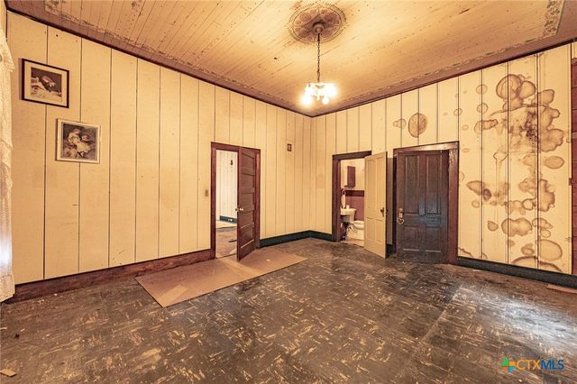 204 Avenue F, Shiner, TX 77984