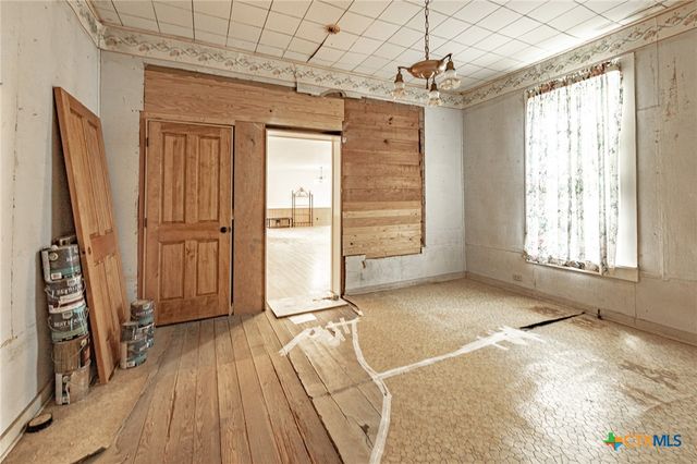 204 Avenue F, Shiner, TX 77984