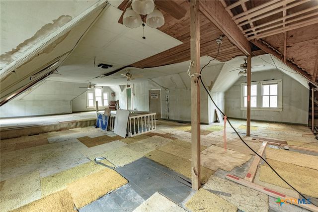 204 Avenue F, Shiner, TX 77984