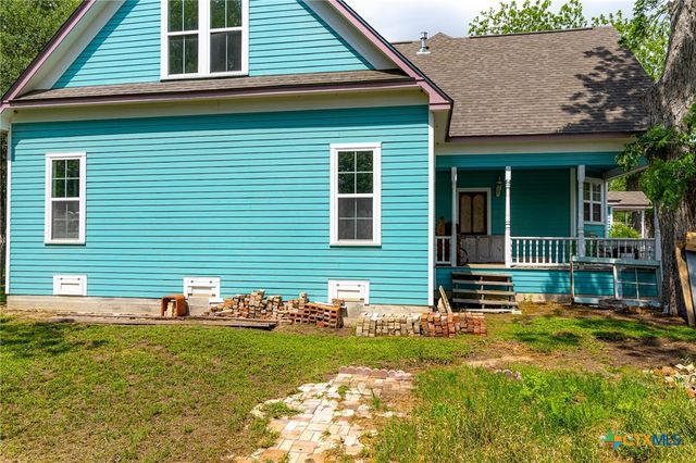 204 Avenue F, Shiner, TX 77984