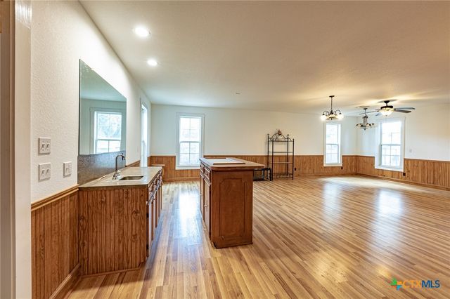 204 Avenue F, Shiner, TX 77984