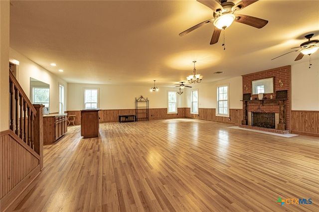 204 Avenue F, Shiner, TX 77984