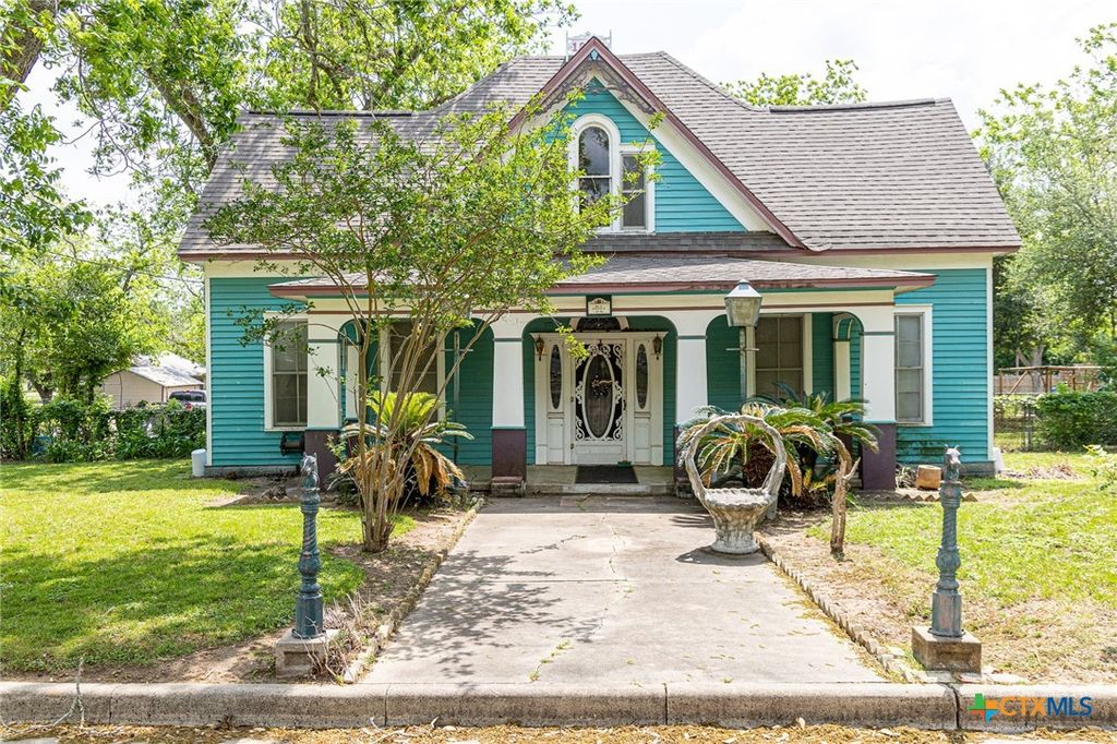 204 Avenue F, Shiner, TX 77984