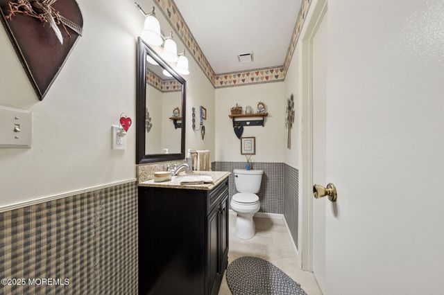 712 Zlotkin Circle 8, Freehold, NJ 07728