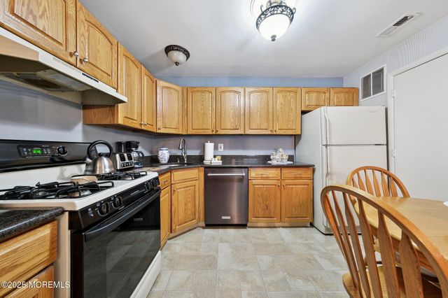 712 Zlotkin Circle 8, Freehold, NJ 07728