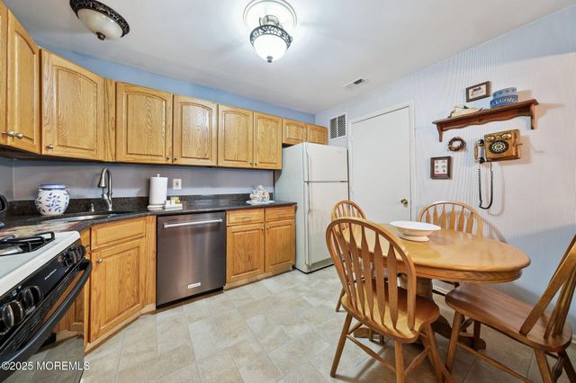 712 Zlotkin Circle 8, Freehold, NJ 07728