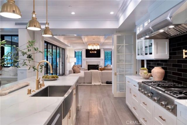 2520 La Condesa Drive, Los Angeles, CA 90049