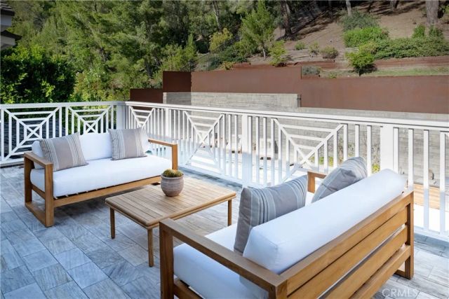 2520 La Condesa Drive, Los Angeles, CA 90049