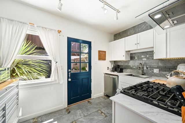 748 N Coast Highway 101, Encinitas, CA 92024
