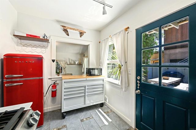 748 N Coast Highway 101, Encinitas, CA 92024