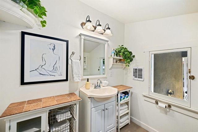 748 N Coast Highway 101, Encinitas, CA 92024