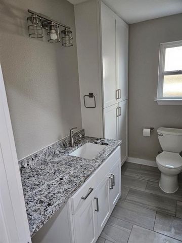 2112 Courtney ST B, Austin, TX 78745