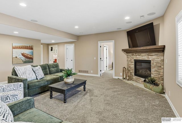 5823 S 238th Street, Elkhorn, NE 68022