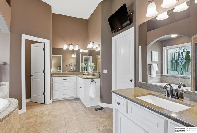 5823 S 238th Street, Elkhorn, NE 68022