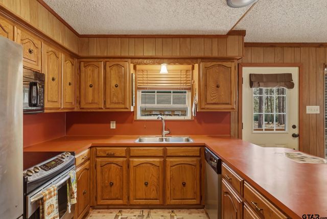 1048 W Holly Trl, Holly Lake Ranch, TX 75765