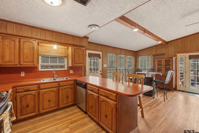 1048 W Holly Trl, Holly Lake Ranch, TX 75765