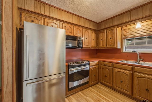 1048 W Holly Trl, Holly Lake Ranch, TX 75765