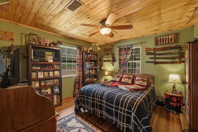 1048 W Holly Trl, Holly Lake Ranch, TX 75765