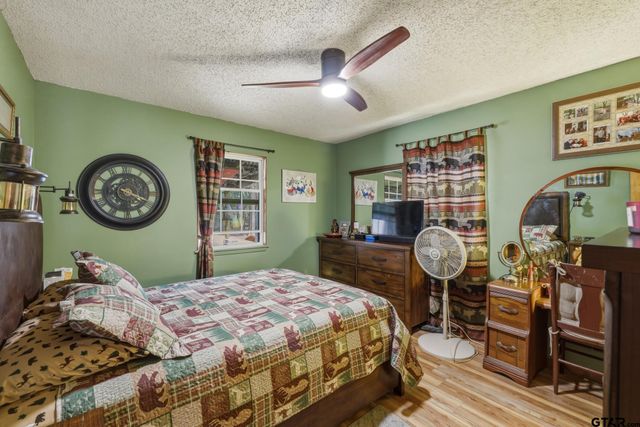 1048 W Holly Trl, Holly Lake Ranch, TX 75765